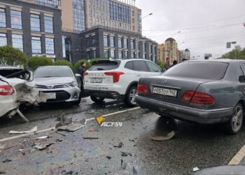 Четыре автомобиля столкнулись на Большевистской: движение к Октябрьскому мосту парализовано