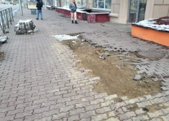 В Новосибирске тротуары с поврежденной плиткой отремонтируют в мае