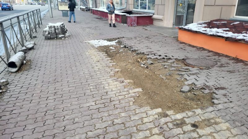 В Новосибирске тротуары с поврежденной плиткой отремонтируют в мае