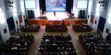 Не парадный отчёт, а реальный диалог: Максим Кудрявцев провёл встречу с жителями Первомайского района
