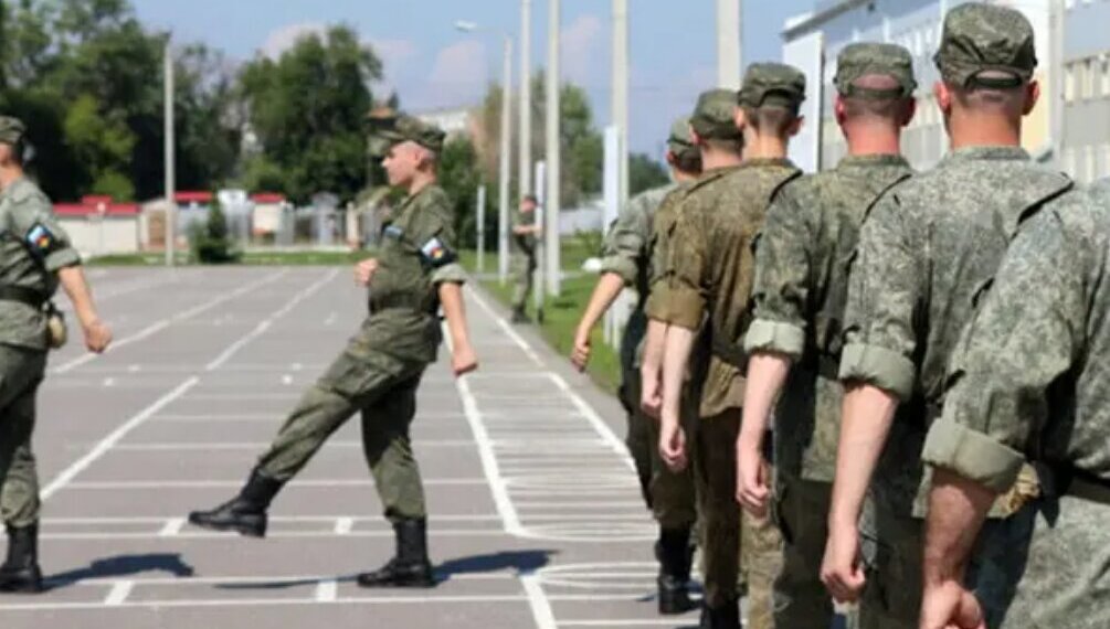 Первая группа молодых солдат отправилась на службу из Новосибирской области