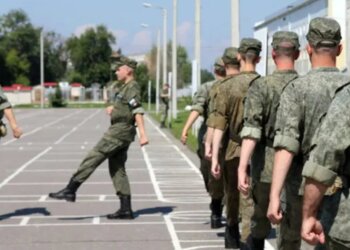 Первая группа молодых солдат отправилась на службу из Новосибирской области