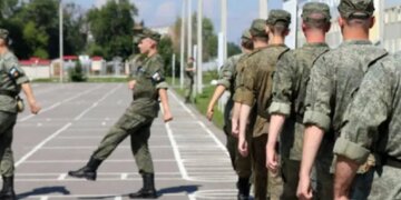 Первая группа молодых солдат отправилась на службу из Новосибирской области