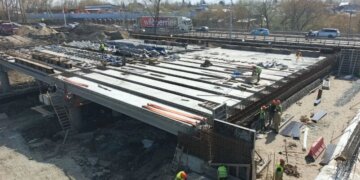 Завершены работы по монтажу балок двух пролётов на мосту через реку Тулу на улице Петухова