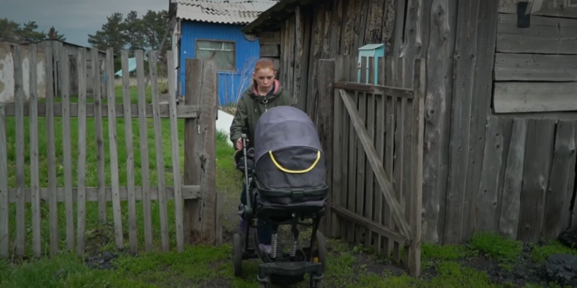 «Пила пиво и упала на сына»: жительницу Белова лишили родительских прав после ток-шоу