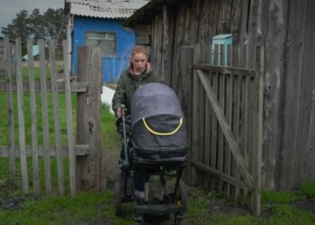 «Пила пиво и упала на сына»: жительницу Белова лишили родительских прав после ток-шоу