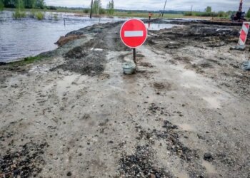 Объездную дорогу размыло: паводок отрезал село Золотая Грива в Новосибирской области