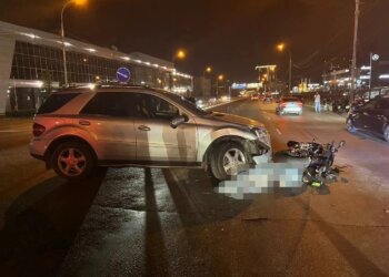 Два человека погибли в ДТП с мотоциклом на улице Большевистской в Новосибирске