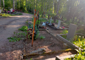 На Заельцовском кладбище раздавили могилы ветеранов ради дороги