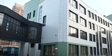 Четыре новые школы строятся в Новосибирске: в городе появятся тысячи дополнительных учебных мест