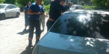 Годовалая девочка оказалась заперта в жару в автомобиле в Новосибирске