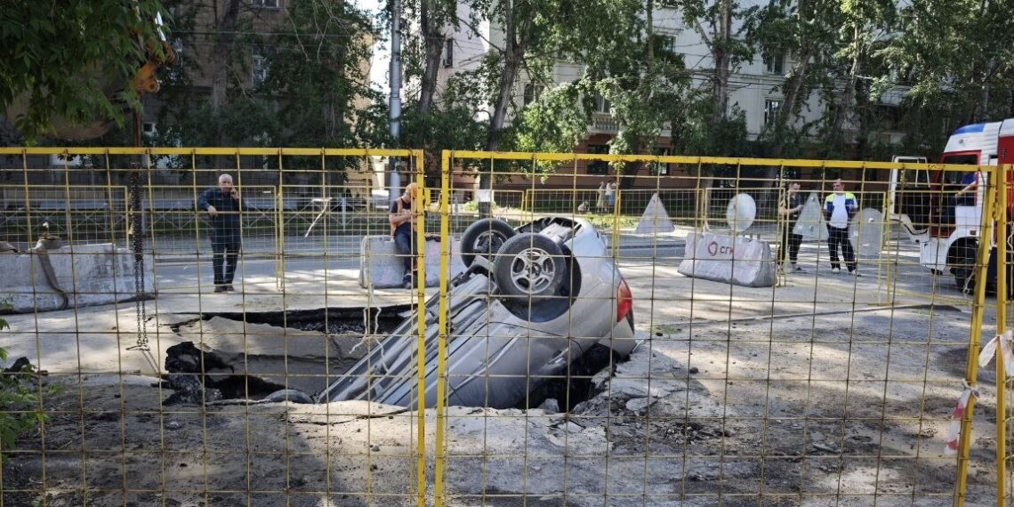 Легковой автомобиль провалился в яму и перевернулся на крышу на Мичурина