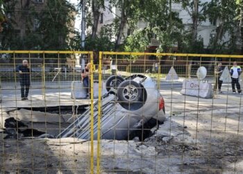 Легковой автомобиль провалился в яму и перевернулся на крышу на Мичурина