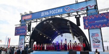 Новосибирцы празднуют День России на Михайловской набережной