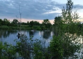 Перевернулась лодка: двое детей и взрослый утонули в озере в Алтайском крае