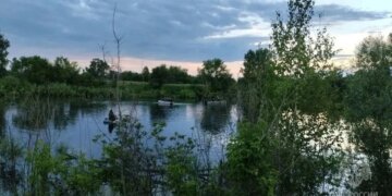 Перевернулась лодка: двое детей и взрослый утонули в озере в Алтайском крае