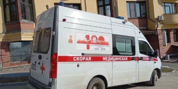 Запертый в жару в машине 7-летний мальчик впал в кому в Кузбассе