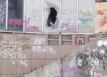 «Антивандал-граффити»: рисунки с остановок Новосибирска отмывают специальным средством
