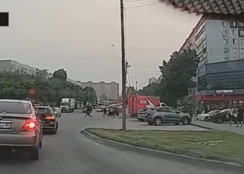 Стрельбу на парковке в Новосибирске открыли неизвестные в масках
