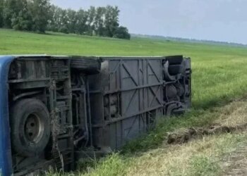 Новосибирский автобус с пассажирами перевернулся на Алтае. Есть пострадавшие