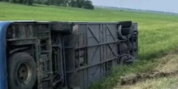 Новосибирский автобус с пассажирами перевернулся на Алтае. Есть пострадавшие
