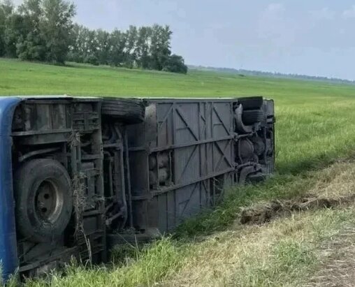Новосибирский автобус с пассажирами перевернулся на Алтае. Есть пострадавшие