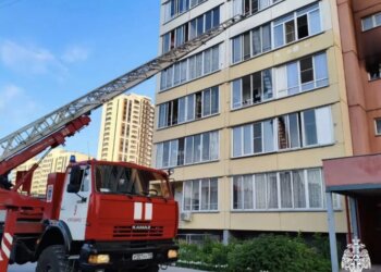 Сотрудники МЧС России спасли 13 человек при пожаре в Новосибирске