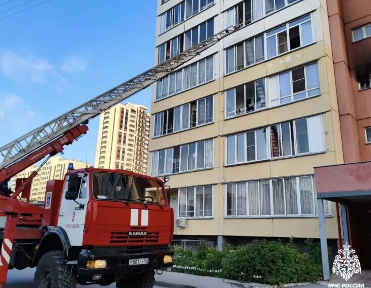 Сотрудники МЧС России спасли 13 человек при пожаре в Новосибирске