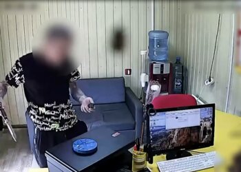 «Извините меня, пожалуйста»: татуированный сибиряк с ножом «вежливо» ограбил офис микрофинансовой организации