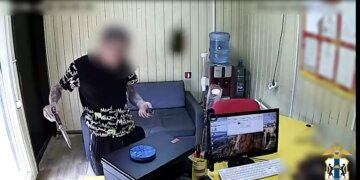 «Извините меня, пожалуйста»: татуированный сибиряк с ножом «вежливо» ограбил офис микрофинансовой организации