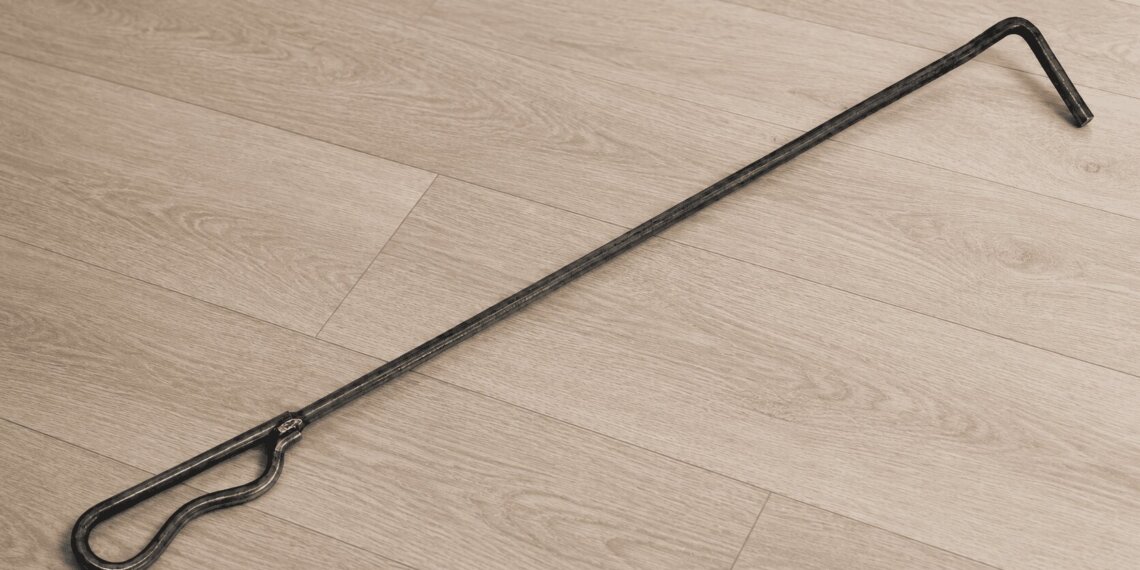 Житель НСО пойдёт под суд за нападение на сожительницу с кочергой