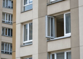 Иркутянка оставила маленьких детей одних: двухлетний сын выпал из окна