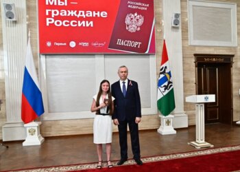 Юные сибиряки получили первые паспорта в преддверии Дня России