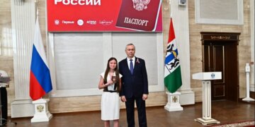 Юные сибиряки получили первые паспорта в преддверии Дня России