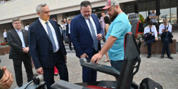 Антон Котяков и Андрей Травников поприветствовали участников ярмарки трудоустройства в Новосибирске