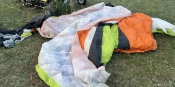 Пилот погиб на месте, пассажир травмирован после падения паралёта в Хакасии
