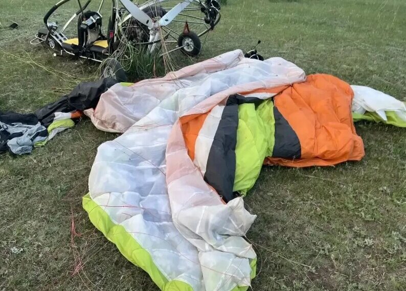Пилот погиб на месте, пассажир травмирован после падения паралёта в Хакасии