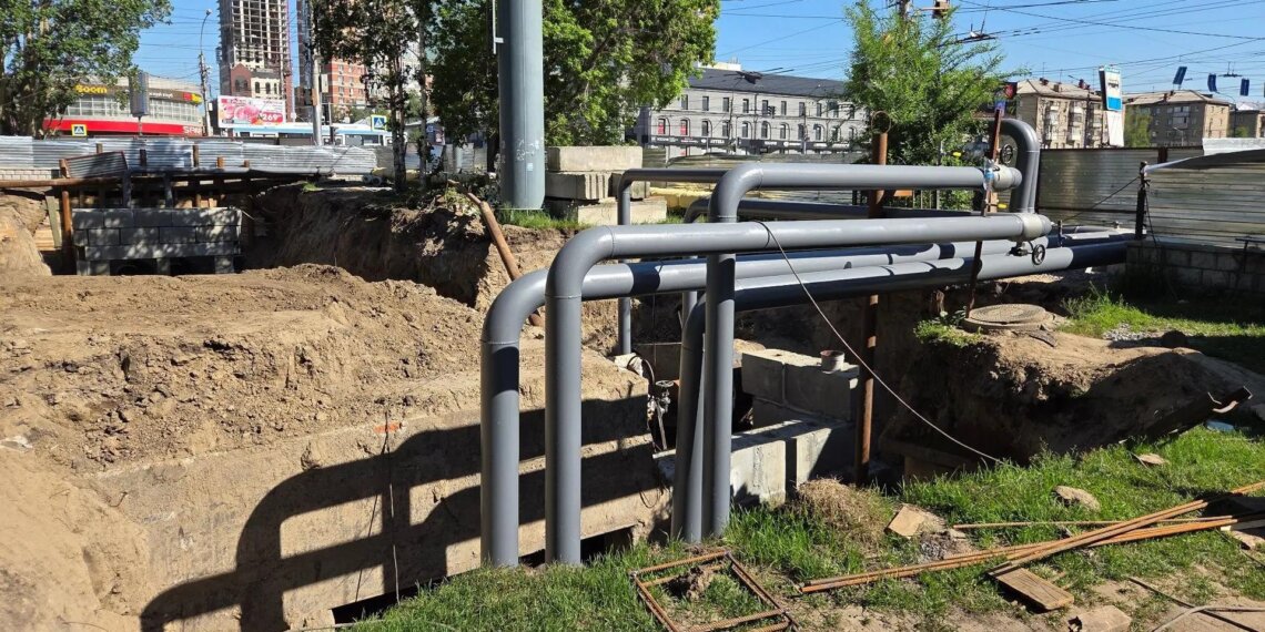 В Заельцовском районе Новосибирска меняют тепломагистраль у зоопарка: 60-летние трубы уйдут в историю