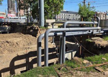 В Заельцовском районе Новосибирска меняют тепломагистраль у зоопарка: 60-летние трубы уйдут в историю