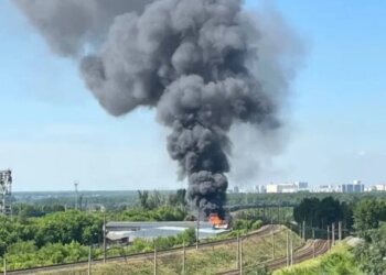 Столб чёрного дыма поднялся над разъездом Иня в Новосибирске