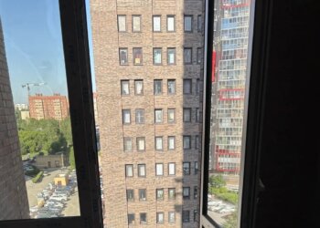 Смертельное падение с восьмого этажа: в Новосибирске погиб монтажник окон