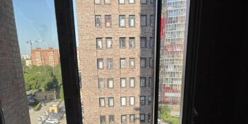 Смертельное падение с восьмого этажа: в Новосибирске погиб монтажник окон