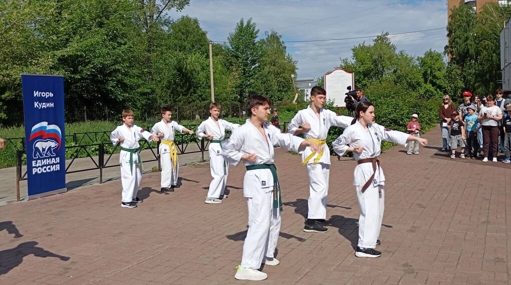 Чемпионский пример: депутат Совета депутатов города Новосибирска устроил праздник для школьников своего округа