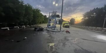 В Новосибирске мотоциклист разбился, столкнувшись с лестницей у АЗС