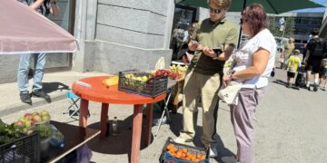 Штрафы не пугают: на площади Калинина в Новосибирске продолжают ловить стихийных продавцов