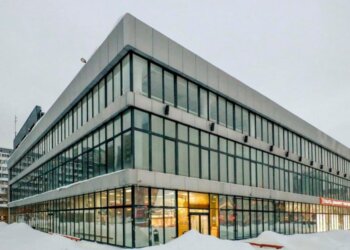 В Новосибирске начались работы по сносу знаменитого ЦУМа