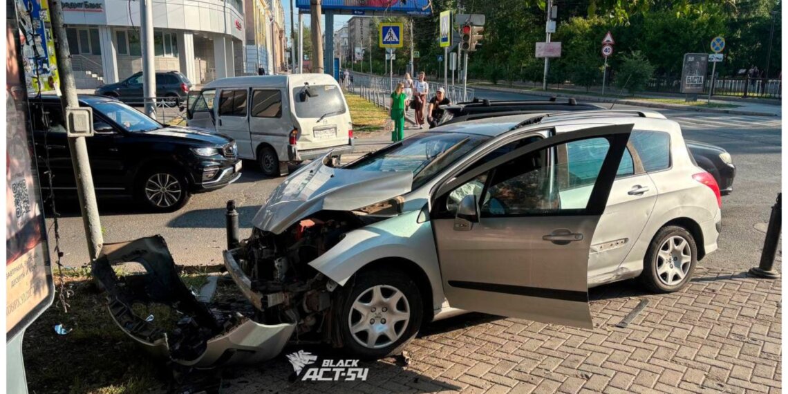 Водитель «легковушки» выехал на встречку в центре Новосибирска и сбежал после ДТП