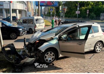 Водитель «легковушки» выехал на встречку в центре Новосибирска и сбежал после ДТП