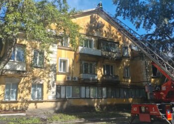 В Новосибирске после хлопка газо-воздушной смеси начался пожар на Народной