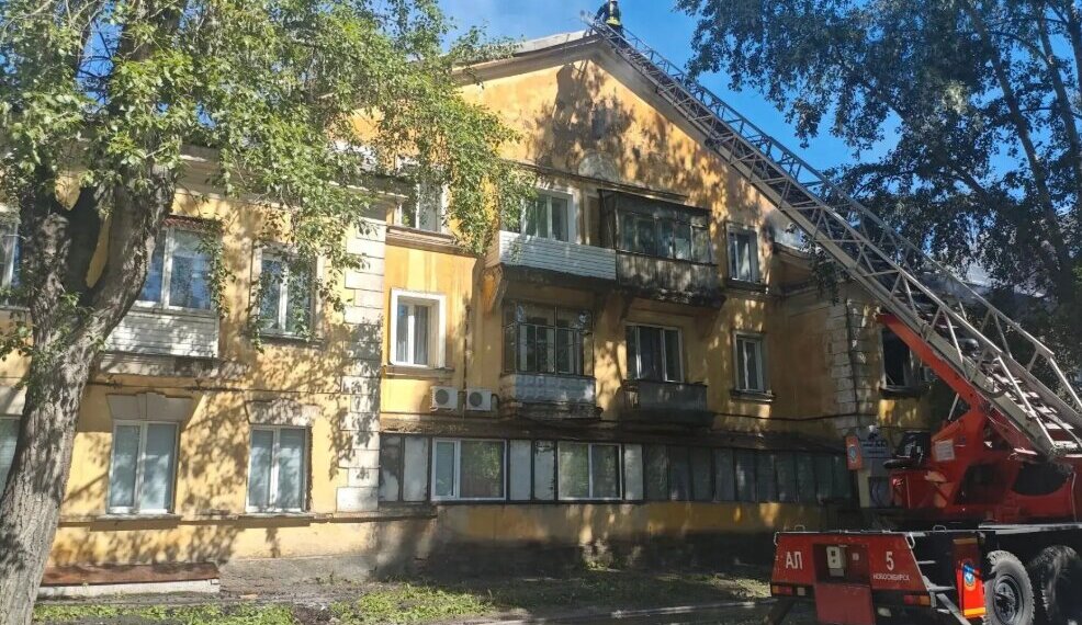 В Новосибирске после хлопка газо-воздушной смеси начался пожар на Народной